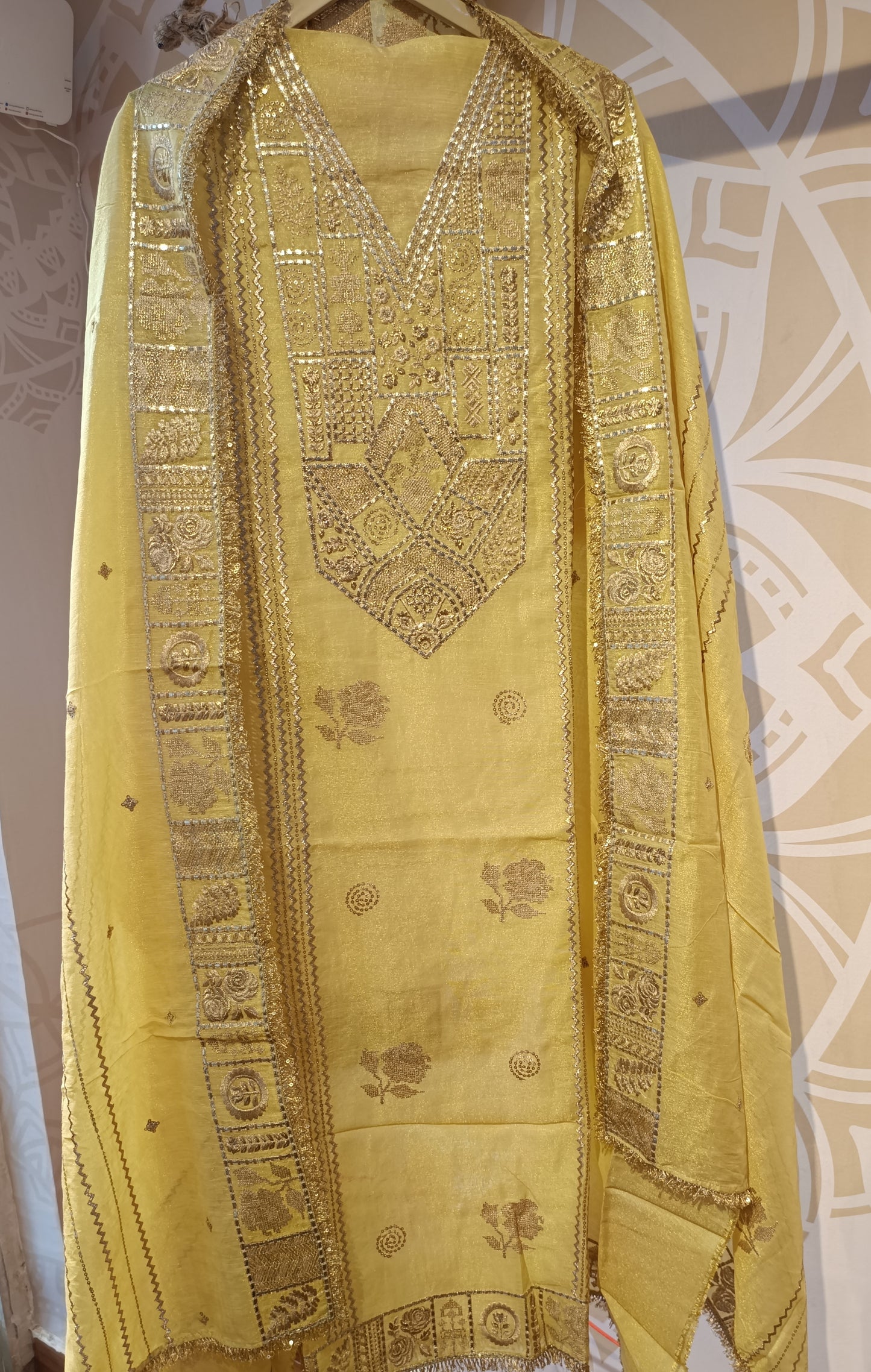 DH252-Timeless Golden Grace