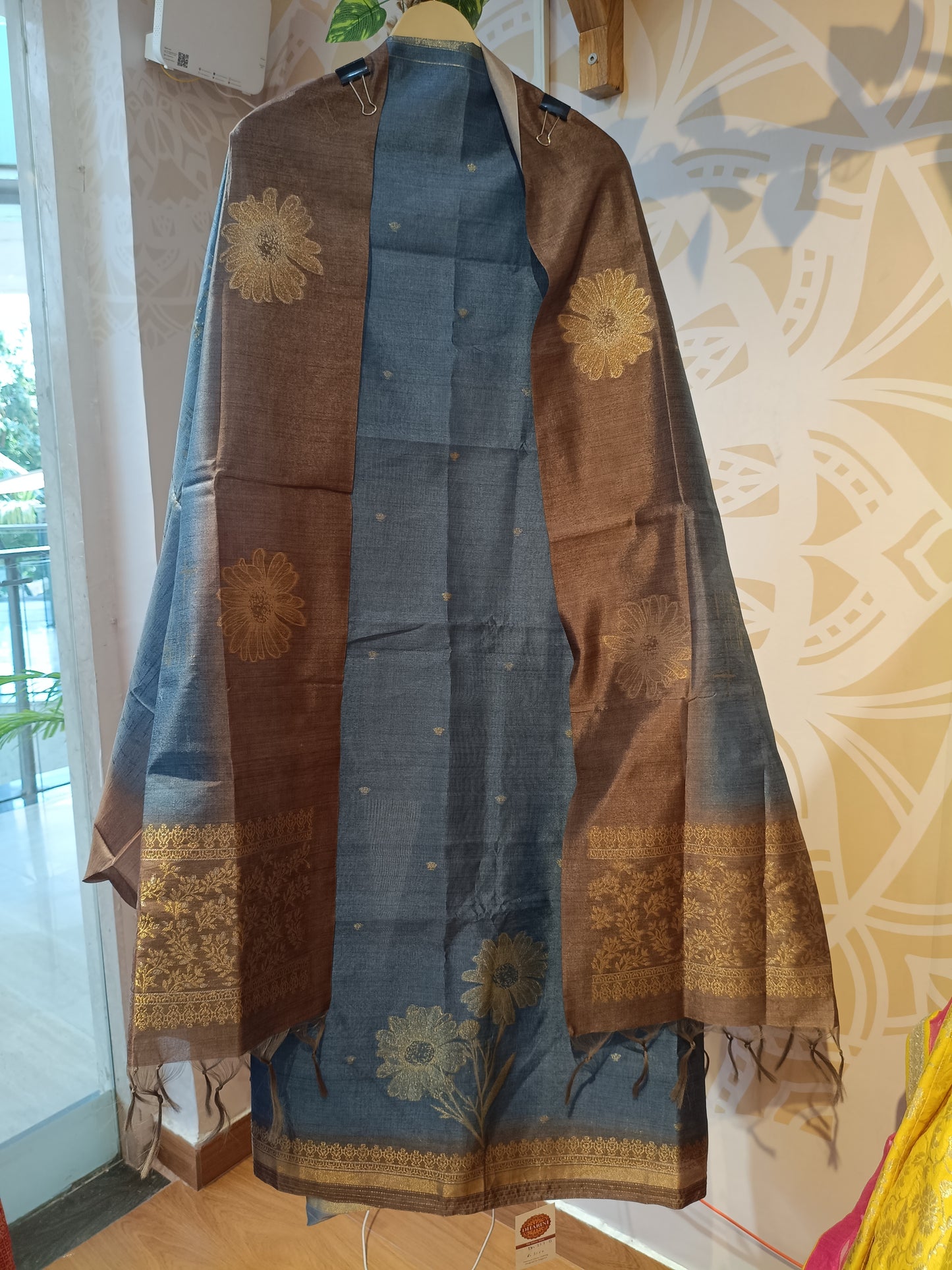 DH227-Rustic Blue-Brown With Traditional Floral Borders