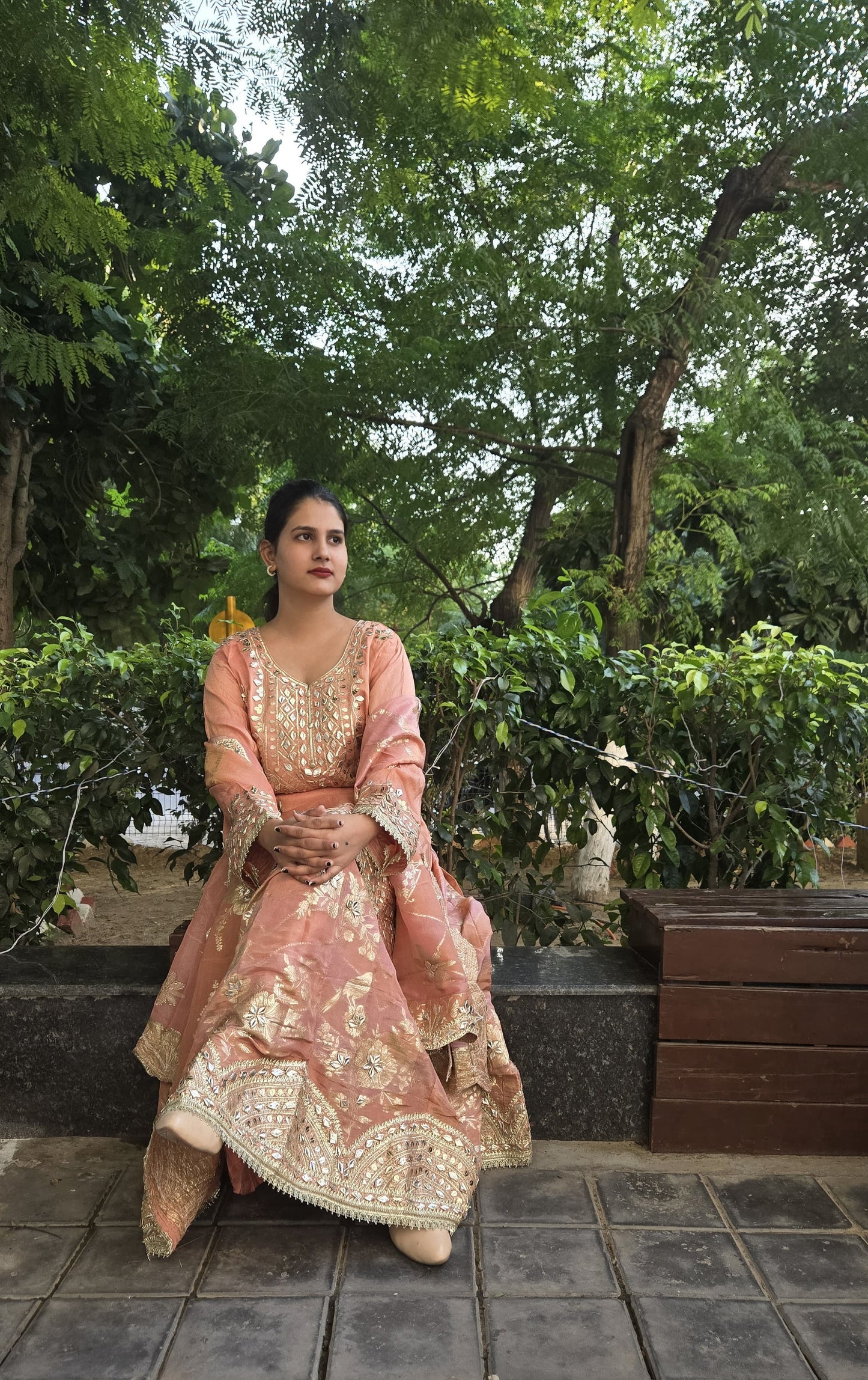 DH243-Peach Elegance A Graceful Blend of Tradition and Charm