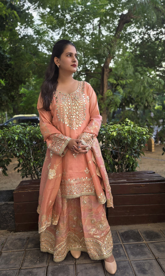 DH243-Peach Elegance A Graceful Blend of Tradition and Charm